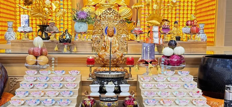 淨覺學苑法會供齋壇場，佛像前整齊排列供品